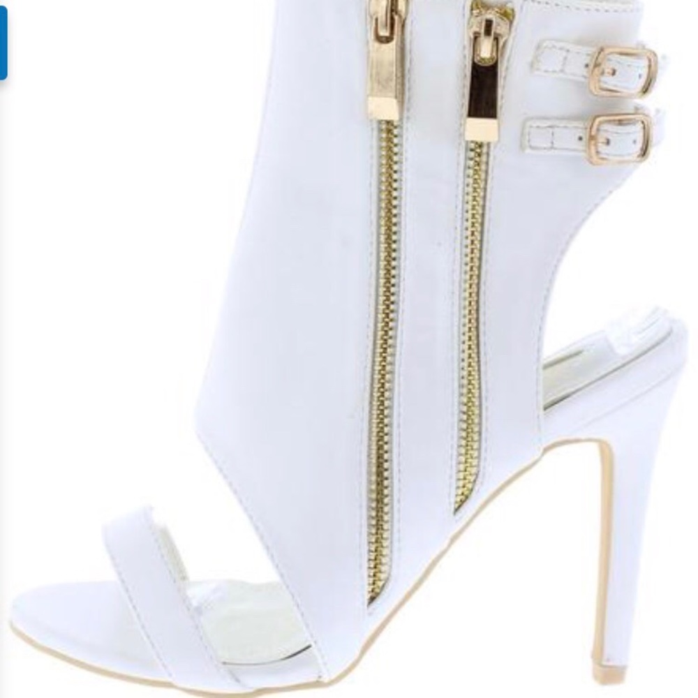 The brand new white zipper boot